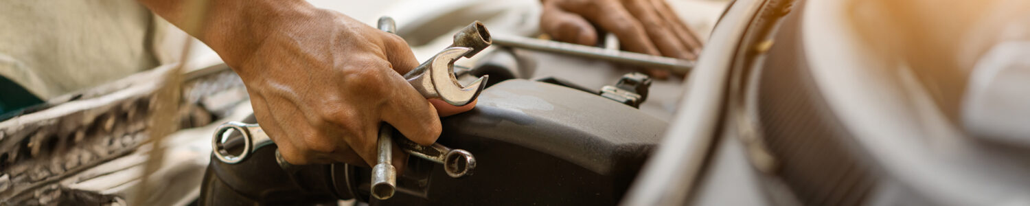 AdobeStock_376527075-Mitarbeiter-Haustechnik